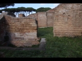 01497 ostia - regio ii - insula vi - casa del soffitto dipinto (ii,vi,5-6) - via della corporazzioni - bli aus laden 2 in laden 1 von norden - bli nach norden - 12-2018.jpg